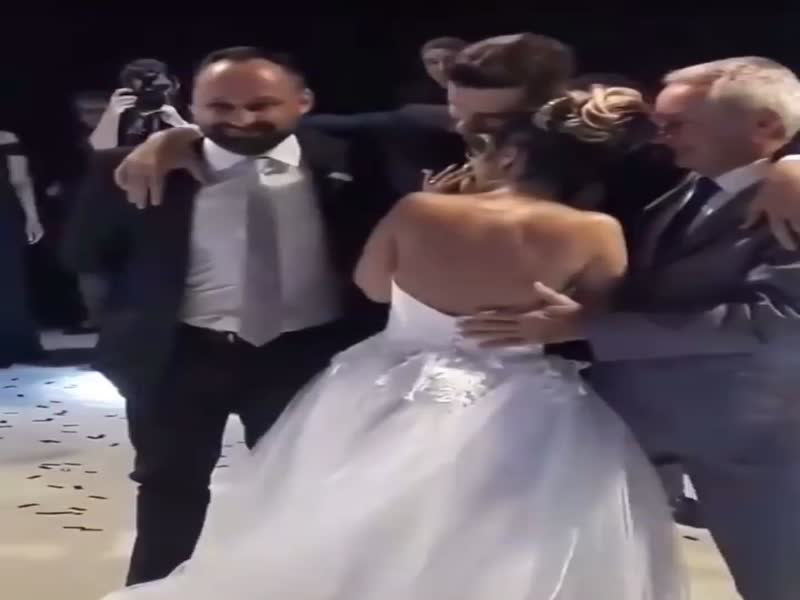 اضغط لمشاهدة الفيديو: أب يُساعد ابنه المقعد ليؤدي رقصته الأولى مع زوجته